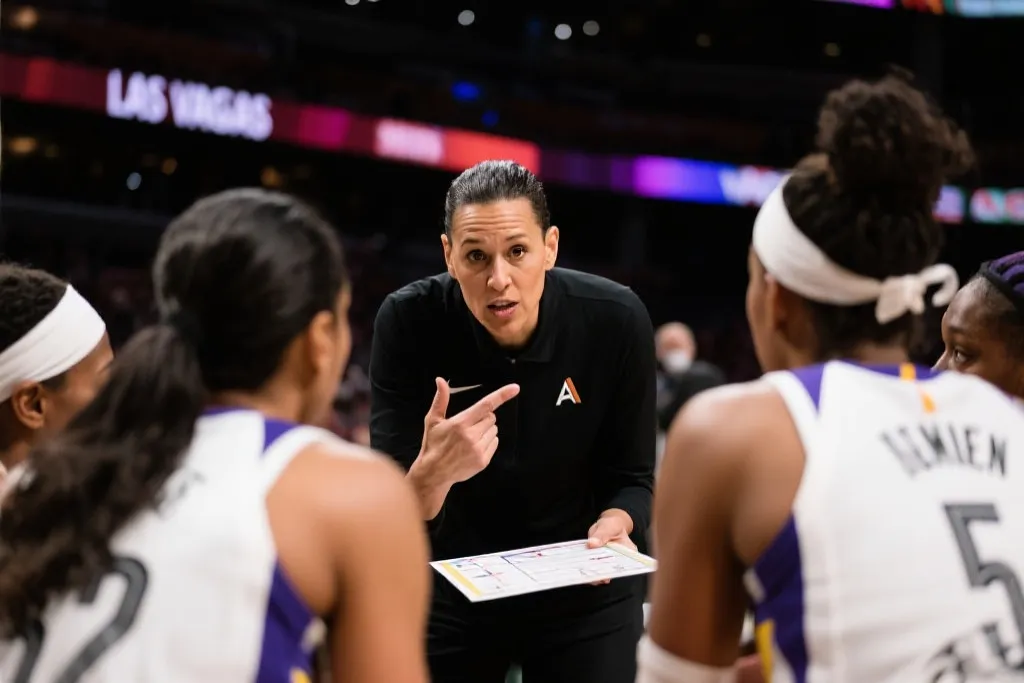 贝基·哈蒙教练指导王牌队员